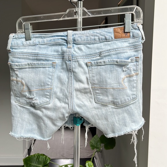American Eagle Outfitters Light Acid Wash Skinny Stretch Denim Shorts Size 2 - Picture 2 of 8